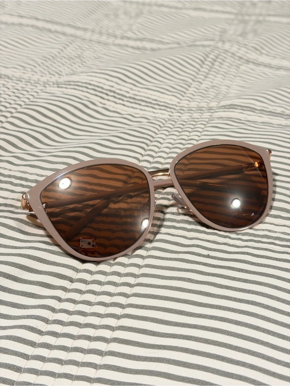 Chic Taupe Cat-Eye Sunglasses with Brown Gradient Lenses & Gold Tone Accents